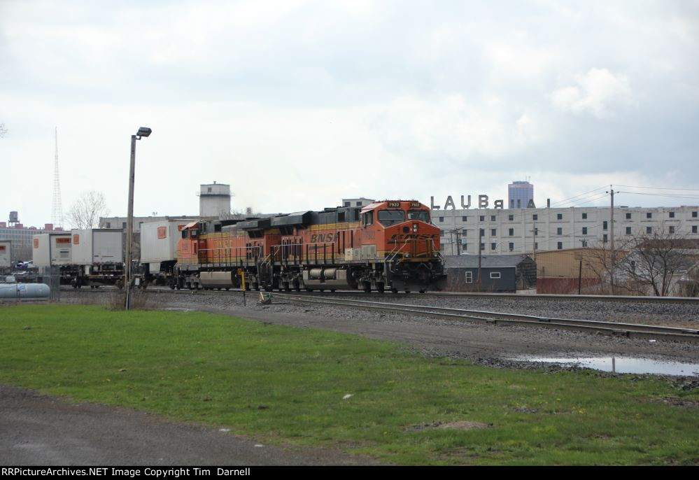 BNSF 7922 on 28B